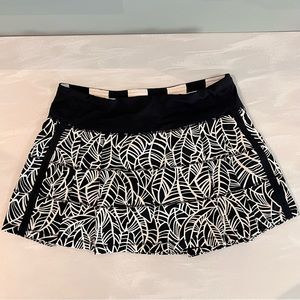 Lululemon RARE size 6 Print, Pace Rival shirt Banana Leaf black and white. EUC